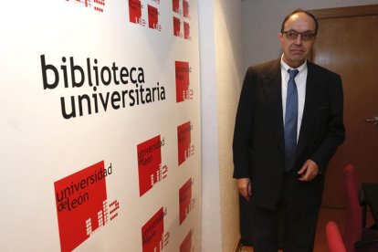 El candidato a rector de la Universidad de León José Luis Chamosa