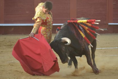 Ismael Martín inicia un pase en Valencia de Don Juan. MEDINA