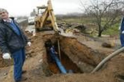 La imagen muestra trabajos en la renovación de la red de aguas