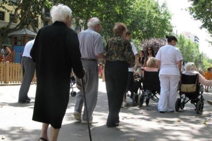 Un grupo de ancianos pasea por Paseo San Juan.