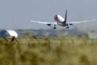 Fotografía de archivo de un avión despegando desde el aeropuerto de Torrejón de Ardoz