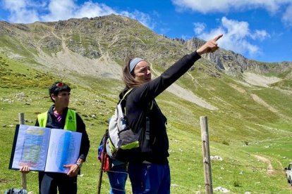 Rodrigo Castaño, biólogo, estudioso y divulgador de la Geología, y Augusto Rodríguez, especialista en Geomorfología, explican las joyas geológicas de Babia en Geolodía, una actividad que organiza todos los años el Igme, el Instituto Geológico y Minero de España. MARISA VALBUENA RODRÍGUEZ