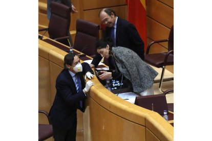 Hernando habla con Pilar Llop el martes, en el Senado. KIKO HUESCA