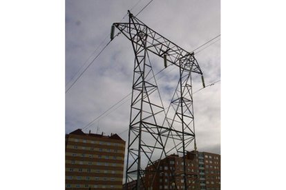 Torres de alta tensión en León ciudad. JESÚS F. SALVADORES