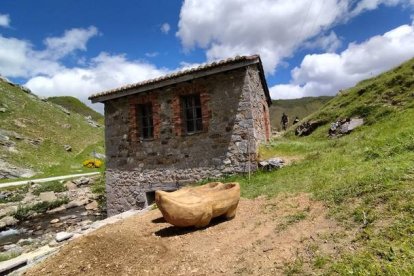 Madreñas gigantes hechas de madera. DL