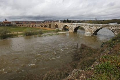 Río Órbigo a su paso por la localidad de Hospital.