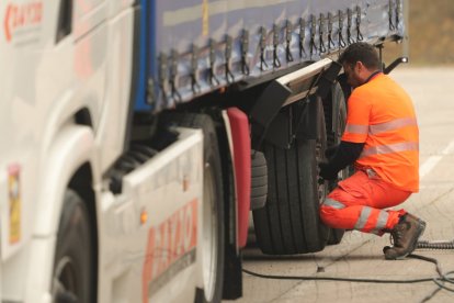 El paso de camiones hoy por la A-6 es mínimo y muchos camioneros ponen a punto sus vehículos durante el paro. L. DE LA MATA