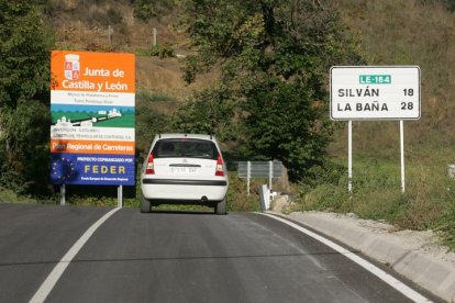 Un tramo de la carretera LE-164 que va a dar a La Baña