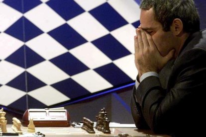 Garry Kasparov, concentrado delante de un tablero de ajedrez. PENNY