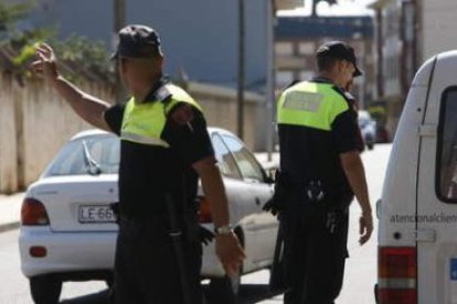 Dos agentes de la Policía Local de Valverde intervienen en un control de tráfico en La Virgen del Ca