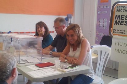 Carme Chacón ejerciendo de vocal en un colegio de Esplugues.