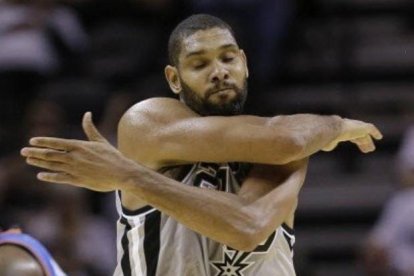 Tim Duncan se lamenta tras fallar una acción.