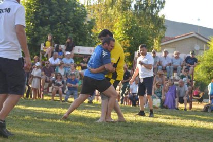 Jesús Quiñones y Cesáreo Ferreras en su combate de la categoría de pesados en La Vecilla. ÁLVARO QUIÑONES