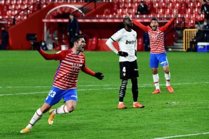 Jorge Molina (i), celebra su gol contra el Valencia. MIGUEL ÁNGEL MOLINA