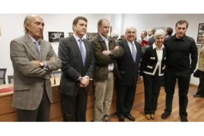 Los representantes de la Cámara y el alcalde de Ponferrada, con los ganadores de los concursos