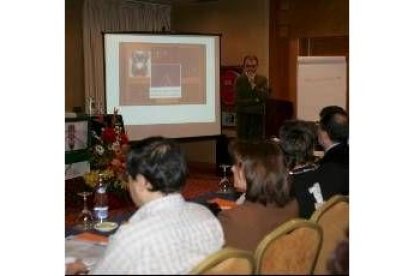 Un momento de la conferencia celebrada en el Hotel Luis de León