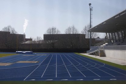 La pista de atletismo de la ULE abre mañana sus puertas con la inauguración oficial. FERNANDO OTERO