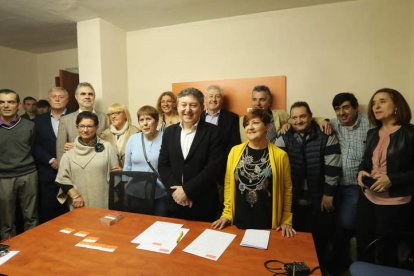 Foto de familia de la Comisión Ejecutiva de USE Bierzo, ayer en la sede de la organización. ANA F. BARREDO