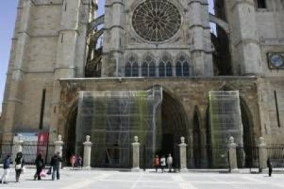 Imagen de los andamios que ayer ya se habían instalado en el pórtico de la Catedral