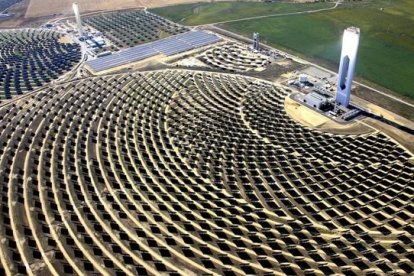 Plataforma solar de Abengoa en Sanlúcar La Mayor (Sevilla).