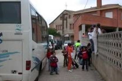 Un vehículo impidió que el autobús escolar comenzara la ruta