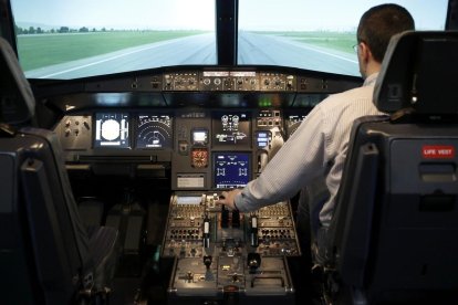 El interior de la cabina de un avión.