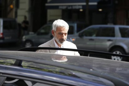 El actor Imanol Arias, a su salida a la Audiencia Nacional donde declaró ante el juez Ismael Moreno como investigado (imputado) por haber cometido presuntamente un fraude a Hacienda de 2,1 millones de euros a través de sociedades instrumentales.