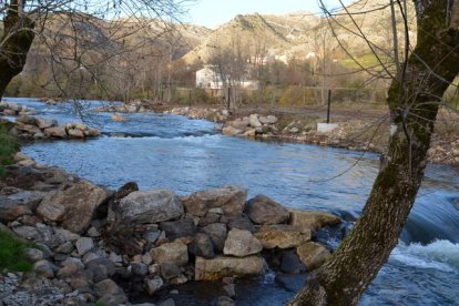 La zona acondicionada para el eslalon de piraguas en aguas bravas está situado entre la localidad de Alejico y el paraje de playa la Canalina, en Sabero.