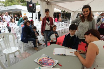 Los niños disfrutaron ayer de cuenta cuentos y la firma de libros de Emma S. Varela. ANA F. BARREDO