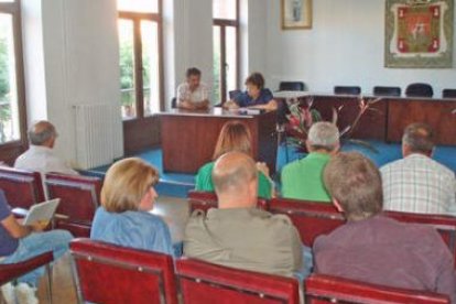 Reunión celebrada ayer en el Ayuntamiento de Sahagún con alcaldes de la provincia.