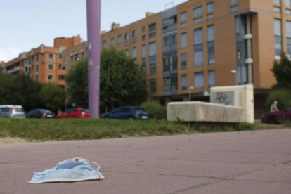 Una mascarilla tirada en el suelo. FERNANDO OTERO PERANDONES