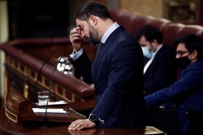 Santiago Abascal, que se llegó a desconcertar por el discurso del líder del PP, en su réplica a Casado en el Hemiciclo. MARISCAL