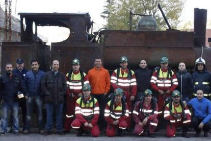 Protección Civil y la Brigada de La Vasco posan juntos.