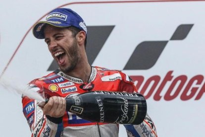 Andrea Dovizioso, eufórico tras su triunfo en Malasia el pasado 29 de octubre.