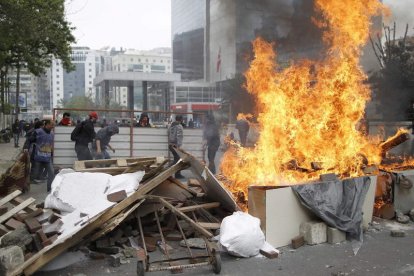 Manifestantes turcos durante los enfrentamientos con la policía.