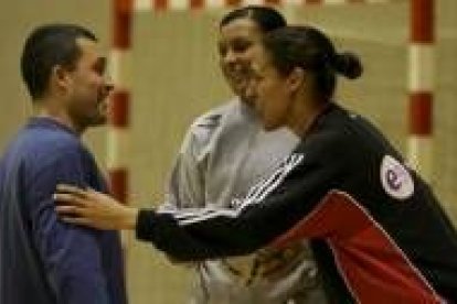 El técnico, Diego Soto, con las dos brasileñas del equipo leonés