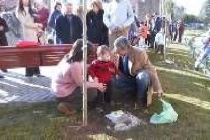 El alcalde con uno de los niños que desde ayer tiene su árbol