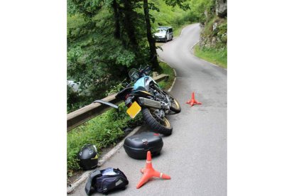 Los dos motoristas sufrieron daños graves. GUARDIA CIVIL