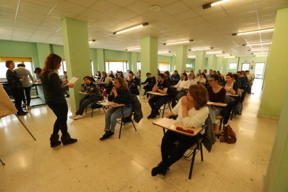 opositores durante un examen para optar a las plazas de celador convocadas por el sacyl, en ponferrada. ANA F. BARREDO