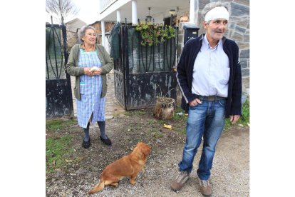 Tomás Martínez, con la cabeza vendada en diciembre del 2011, junto a su madre a la puerta de su casa.