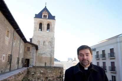 Luis García Gutiérrez, nuevo abad de San Isidoro, en la muralla, una de las zonas de la Colegiata donde le gusta meditar. J. NOTARIO