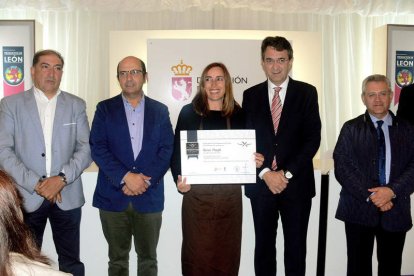 La responsable de Praizal recogió el premio. DL