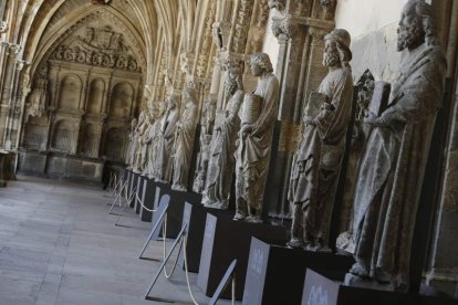 Las 23 esculturas apeadas del pórtico fueron trasladadas en julio de 2009 al claustro de la Catedral, donde allí siguen