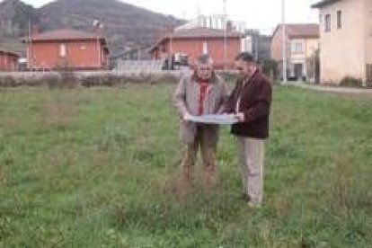 El pedáneo, Isidro Castro, y el secretario, Eduardo Guerra, durante la visita a los terrenos