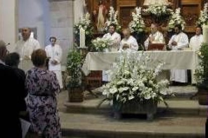 El obispo de León, Julián López, estuvo acompañado por diez sacerdotes más en la misa