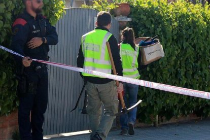 Mossos entran en casa de la urbana Rosa Peral, acusada de matar a su ex, en Vilanova i la Geltrú.