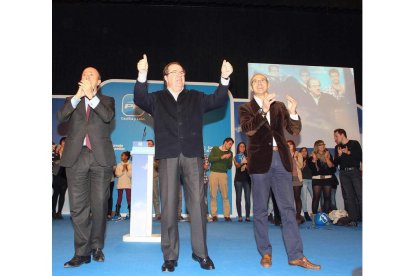 Herrera, con los candidatos de Valladolid, ayer.