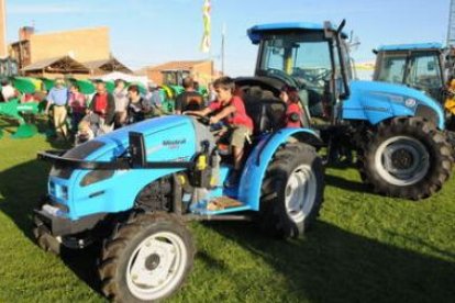 Un niño subido en un tractor en la feria de Santa María del Páramo el año pasado.