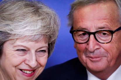 Theresa May y Jean Claude Juncker, ayer en Bruselas. OLIVIER HOSLET