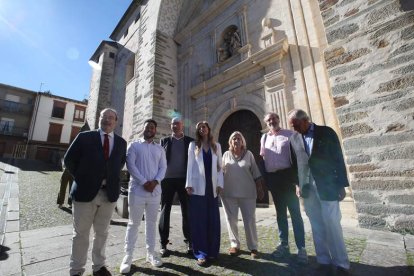 La viceconsejera, en el centro, junto a Consuelo Álvarez de Toledo y entre otros, el alcalde, Anderson Batista (todo de blanco). BARREDO